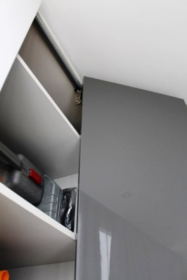 Шкаф на балкон с складными дверьми гармошка - вид 1 миниатюра