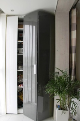 Шкаф на балкон с складными дверьми гармошка - вид 7 миниатюра