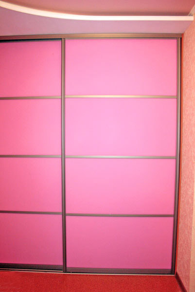 Розовый шкаф купе - встроенный